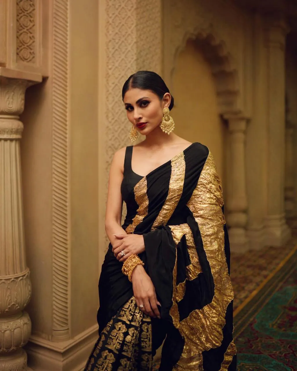 Black Bunch of Birds Crinkle Sari